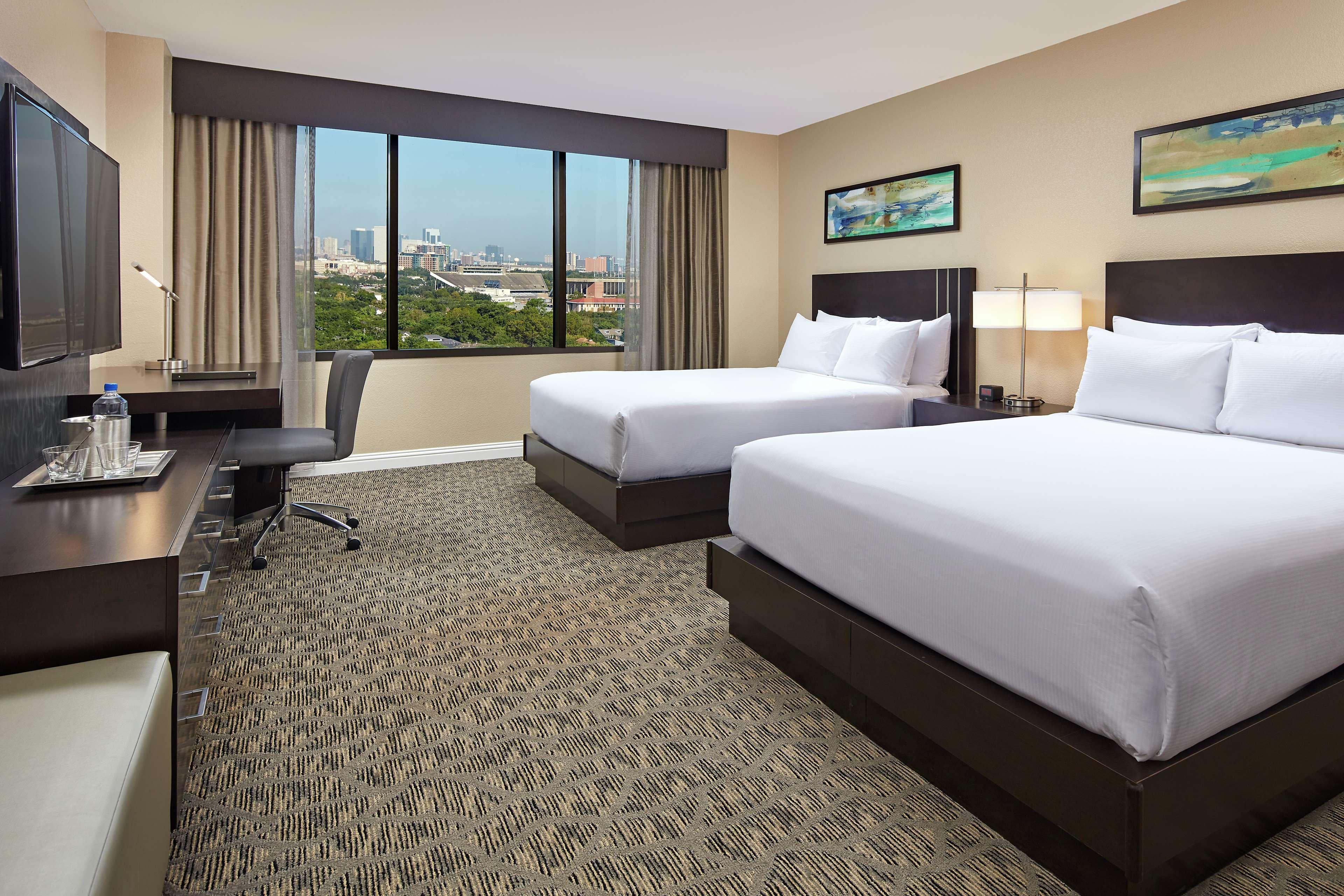 Hilton Plaza/medical Center 4*